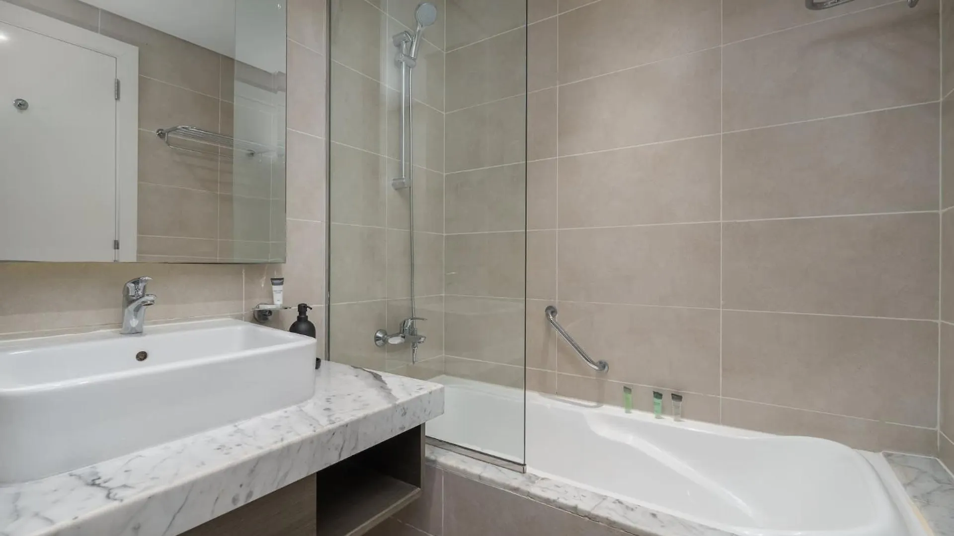 Apartment Cozy Studio Perfect For 4 At Damac Maison Prive Dubai